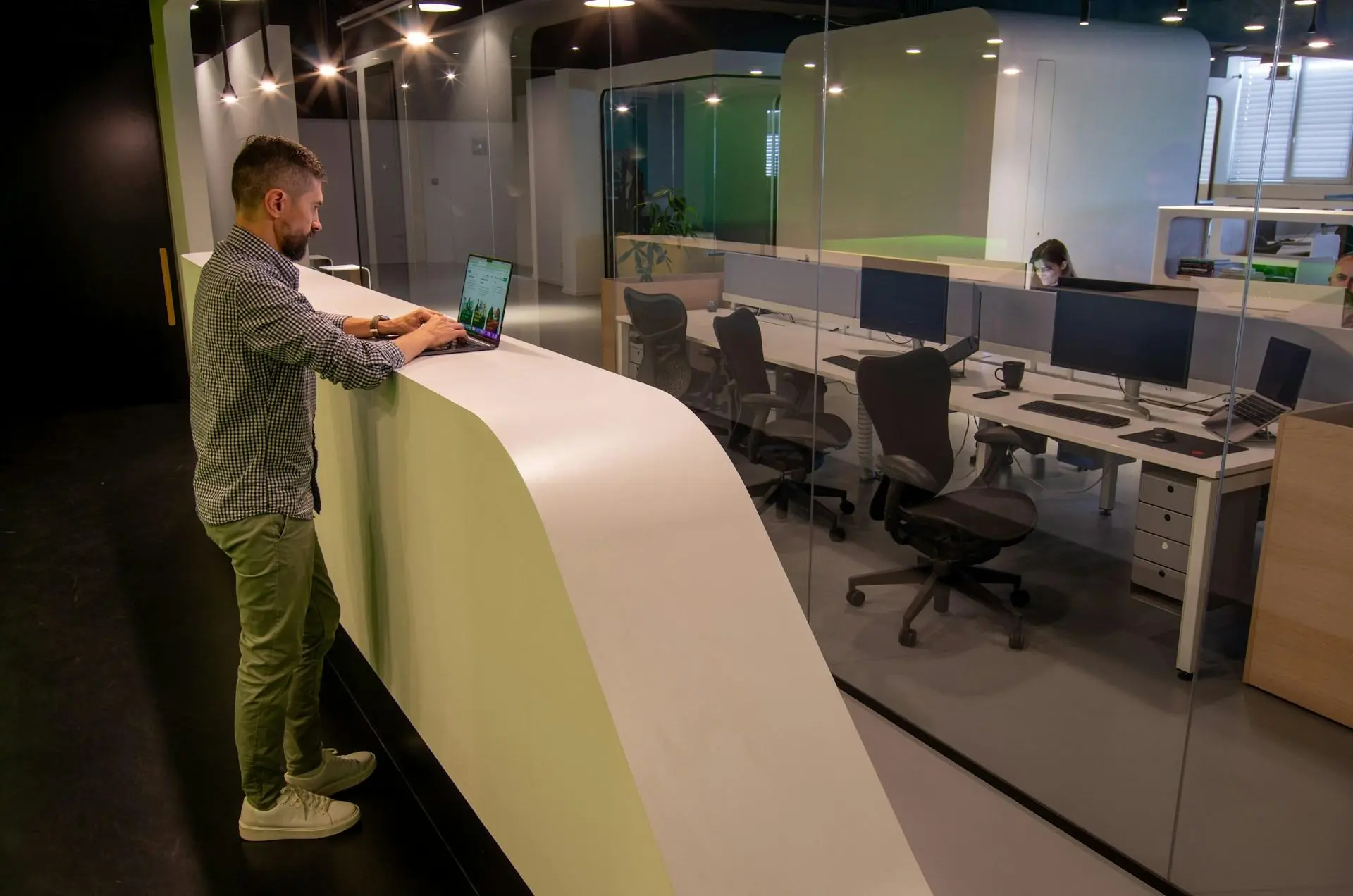 Mitarbeiter am Stehpult im Büro
